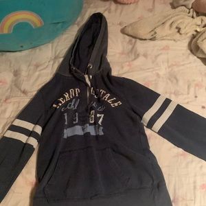 I’m selling this hoodie! it’s a medium and it doesn’t fit me anymore!! pls buy!